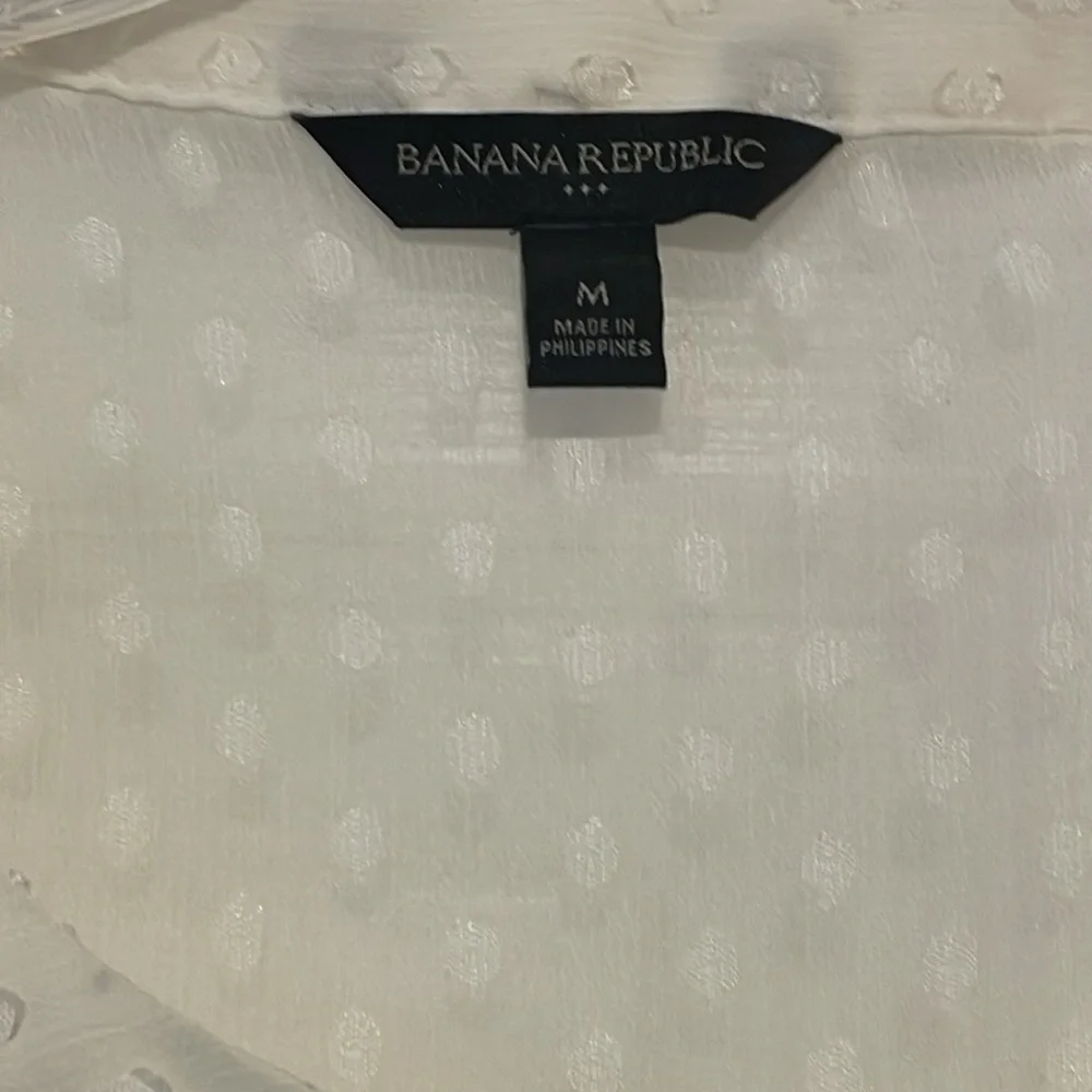 ✨BANANA REPUBLIC Cream Sheer Dotted Blouse size medium - Picture 2 of 3